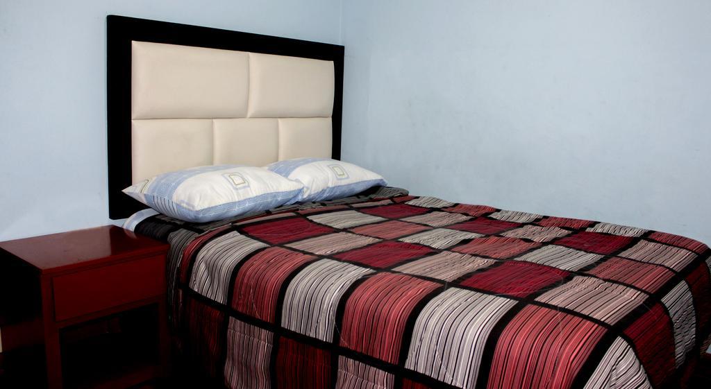 Habitación con cama grande